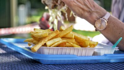 Pommes vom Imbiss im Naturbad
